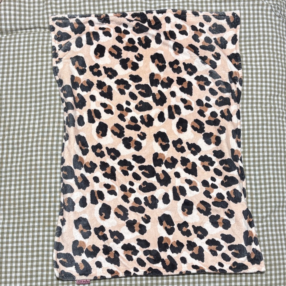 Kitsch Leopard Print towel pillow cover